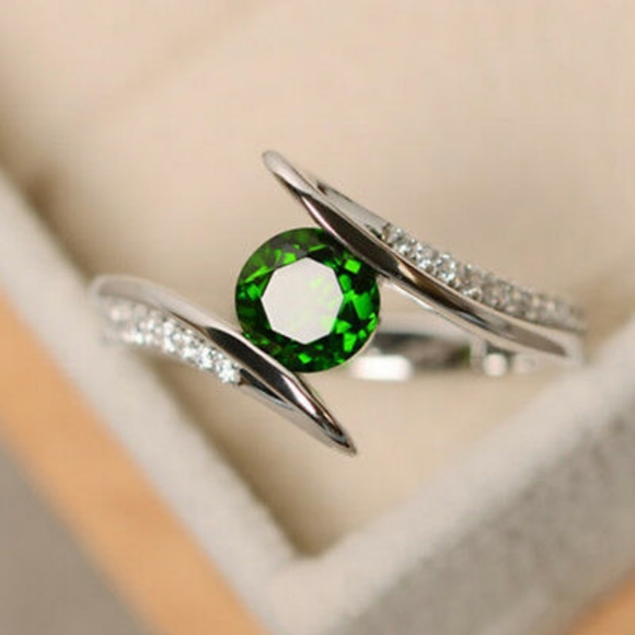 Exquisite Simulated Emerald Diamond Ring - Picture 1 of 4